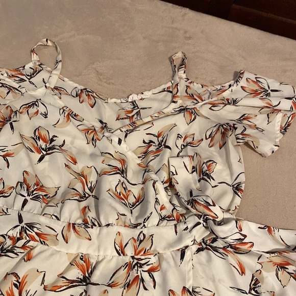 Supper cute flowy floral summer top. It’s a size medium - Picture 4 of 6